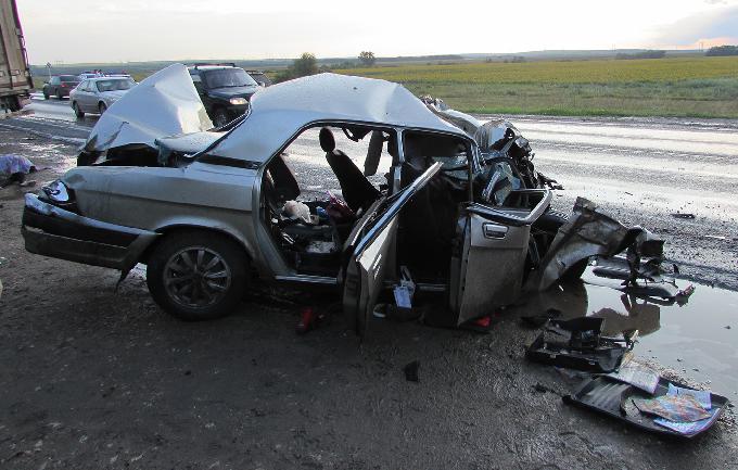 В автокатастрофе погибли водитель из Ульяновска и девушки из Саратова